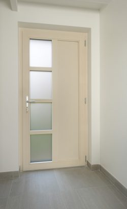 Pose de porte bois Alu blanche de la marque Internorm à Angers